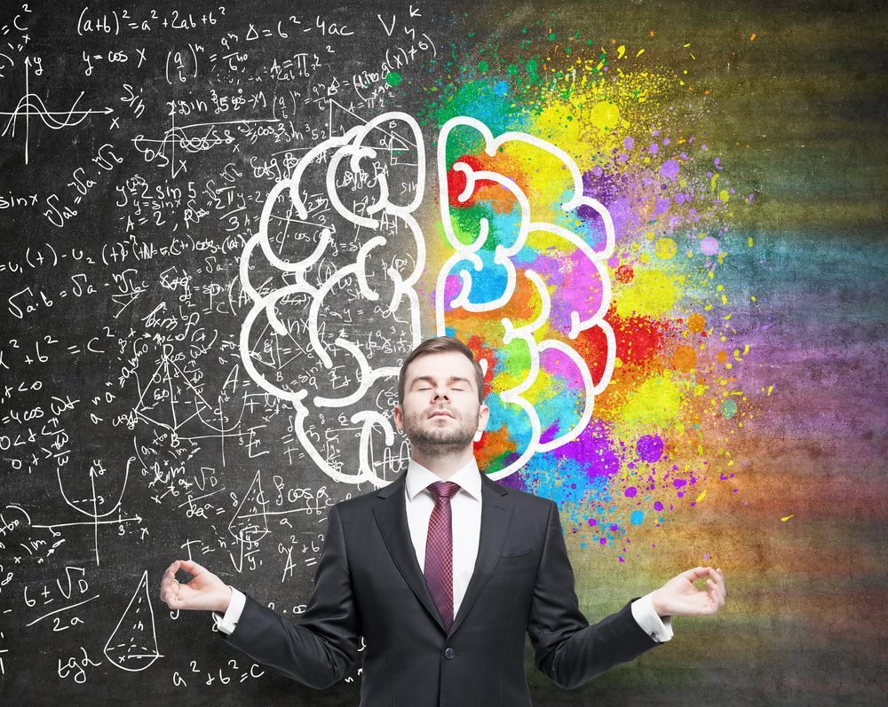 Homem meditando e fundo de imagem ilustrando um cérebro.