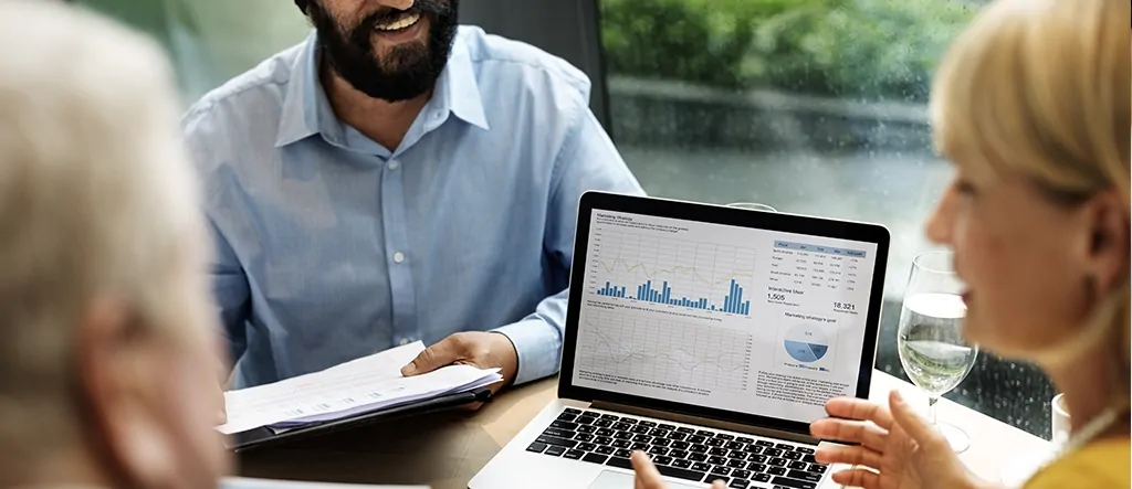 Pessoas apresentando resultado de vendas