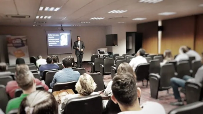 Conheça as vantagens de uma palestra de vendas