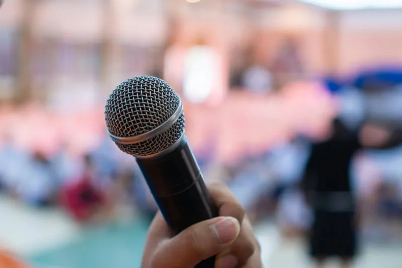 Como contratar palestrantes