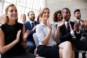 Pessoas em palestra batendo palma