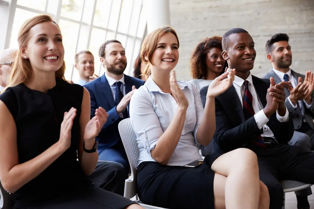 Pessoas em palestra batendo palma