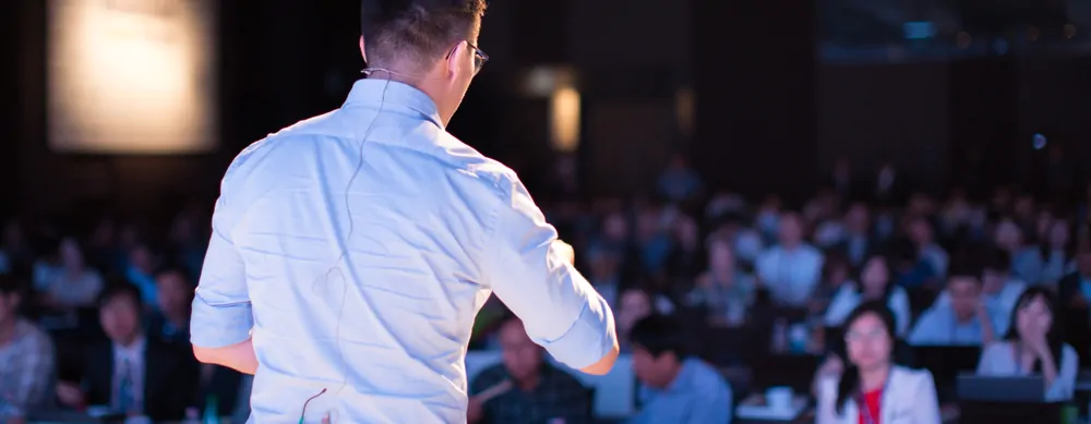 Palestrante durante uma palestra empresarial