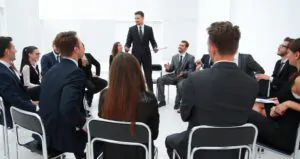 Palestrante conversa com funcionários em uma empresa