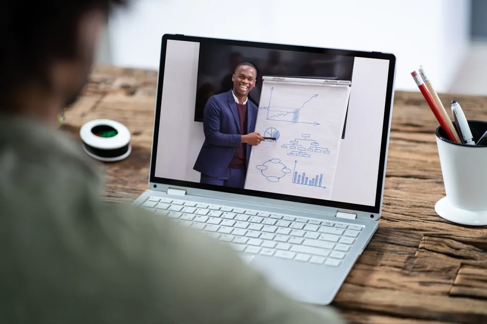 Homem dá palestra online no computador