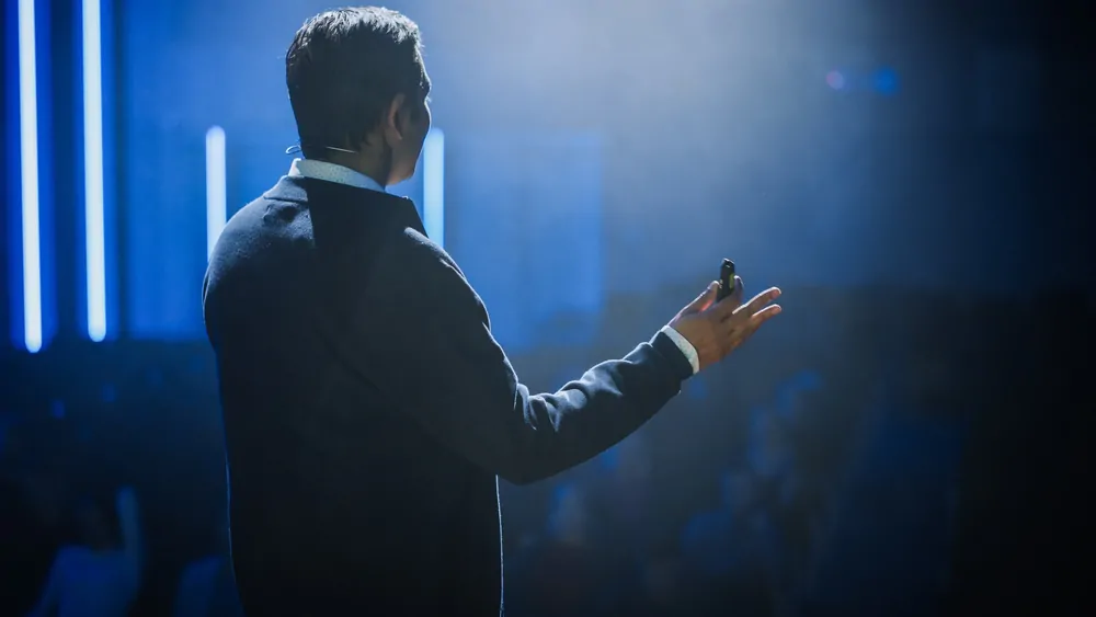 Palestrante de costas em um evento