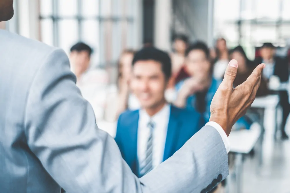 Palestra sobre liderança e motivação - Público acompanhando palestra