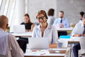 Mulher sorrindo mexendo no computador