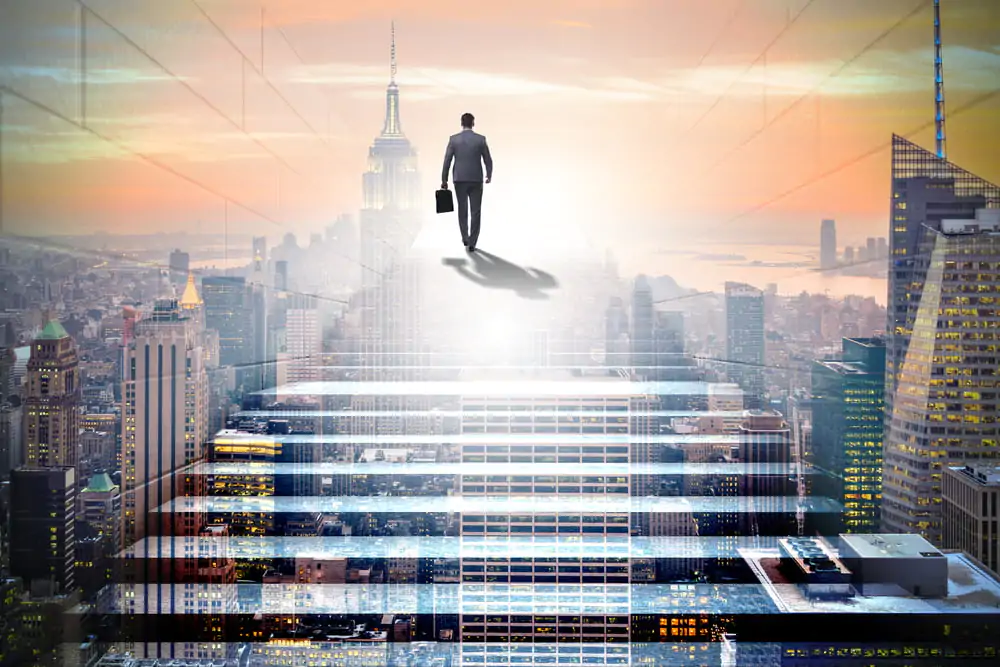 Imagem ilustrativa de um homem subindo as escadas.