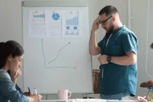 Homem com medo de falar em público durante reunião de negócios em uma empresa